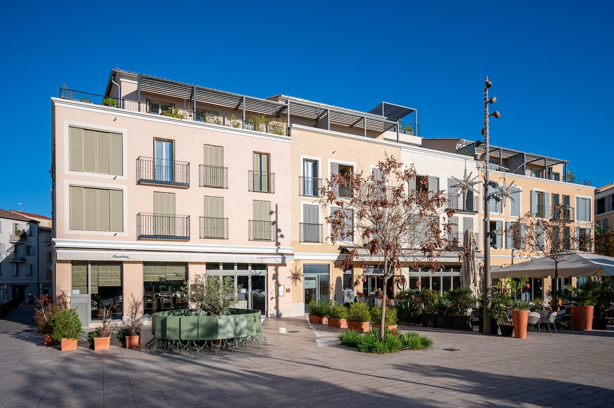 Antibes: 50m² Terrace, Parking, Beach Walk