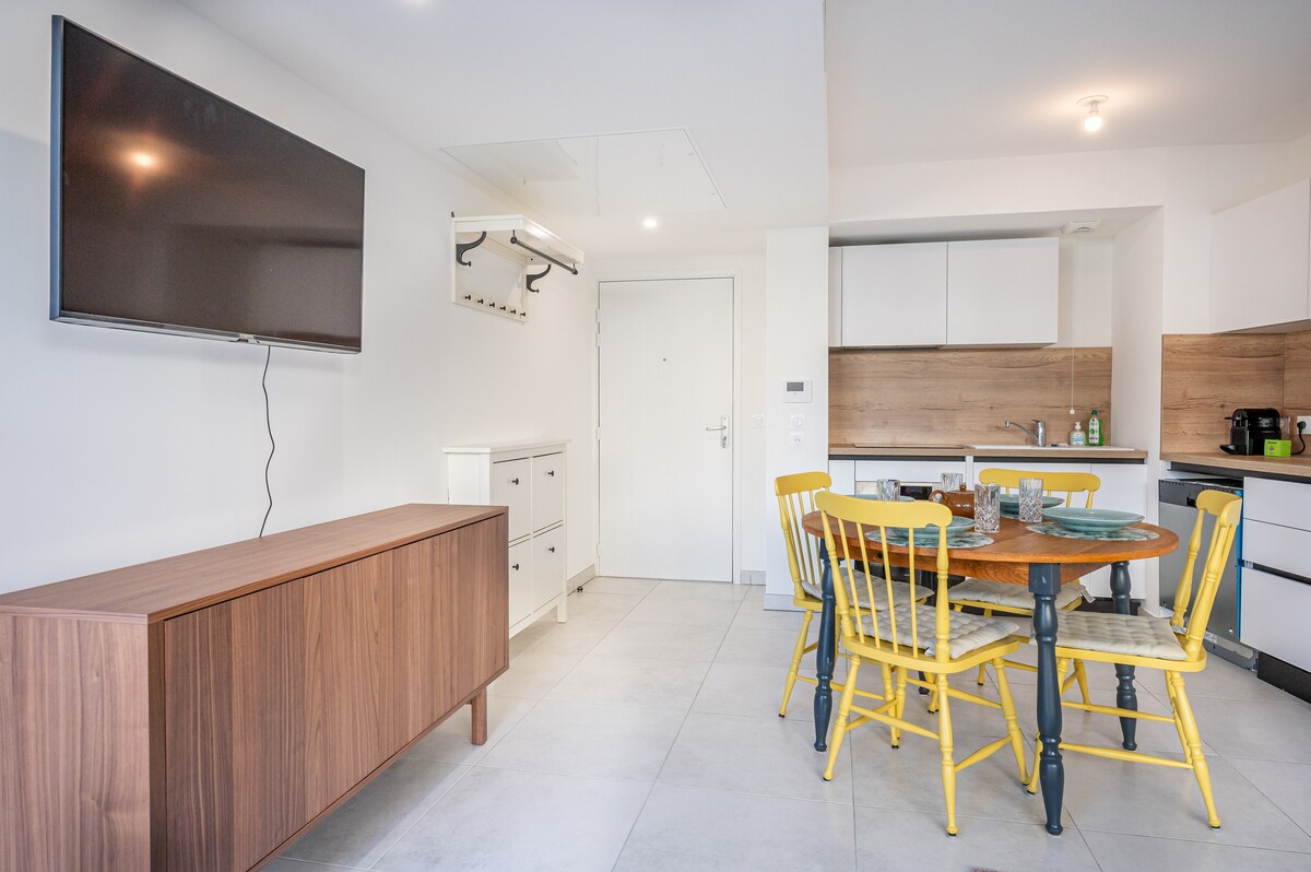 Fully equipped kitchen with dining area