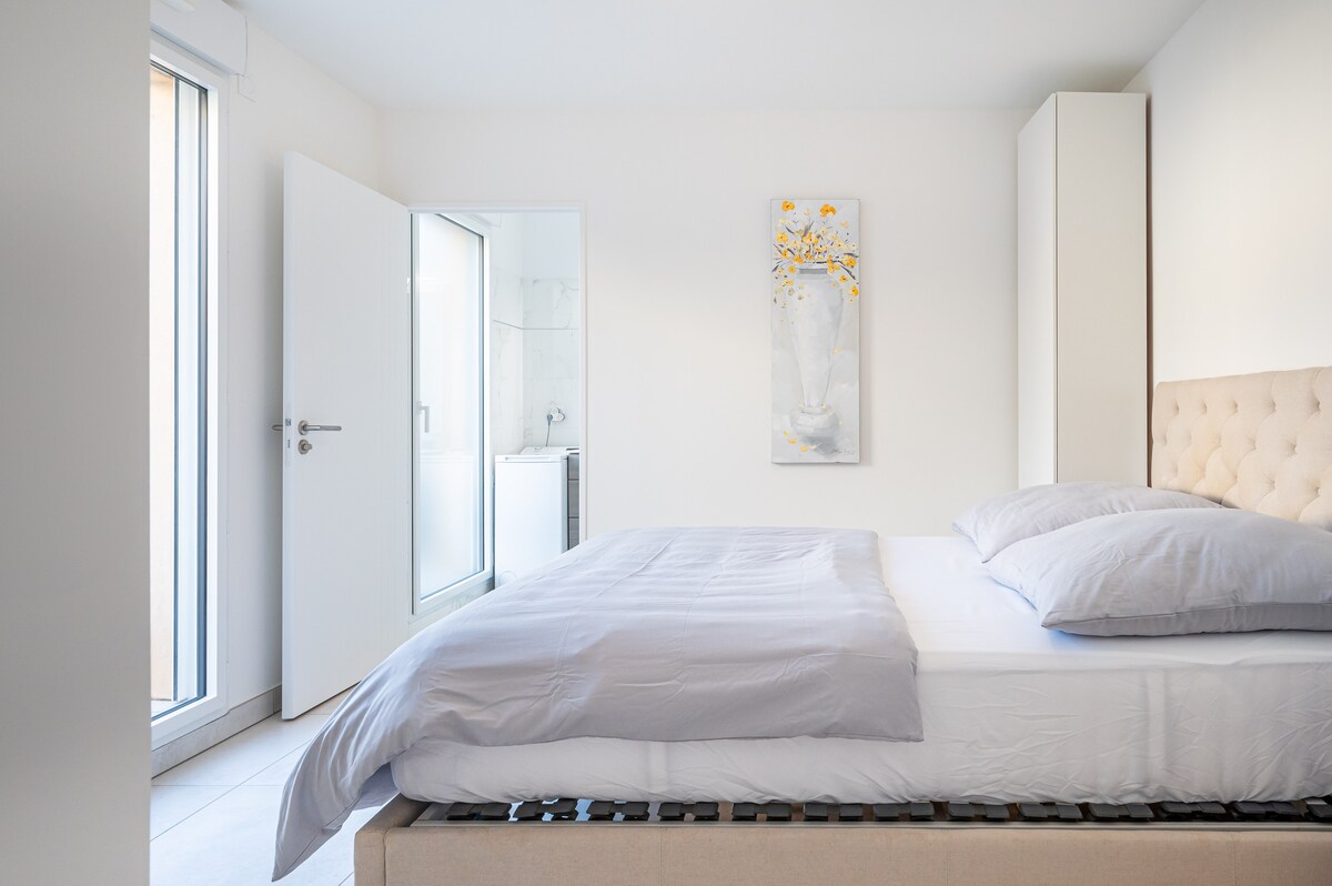 Bedroom with en-suite bathroom access