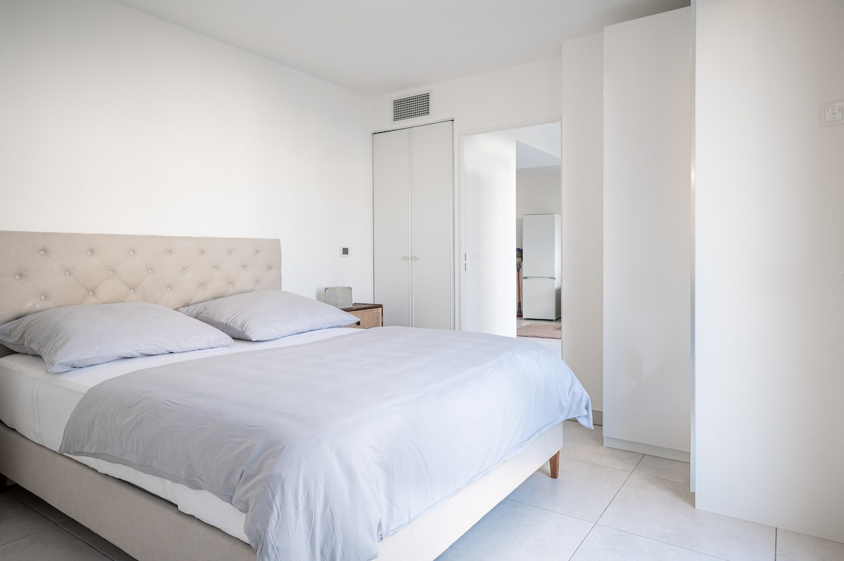 Queen bed with closet and open doorway