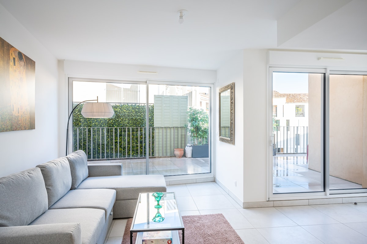 Bright living room with double sliding doors to terrace