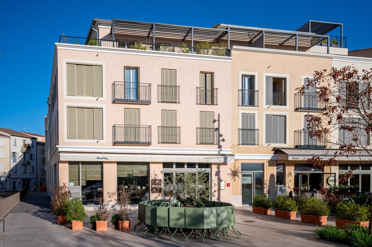 Building front with restaurants and terrace