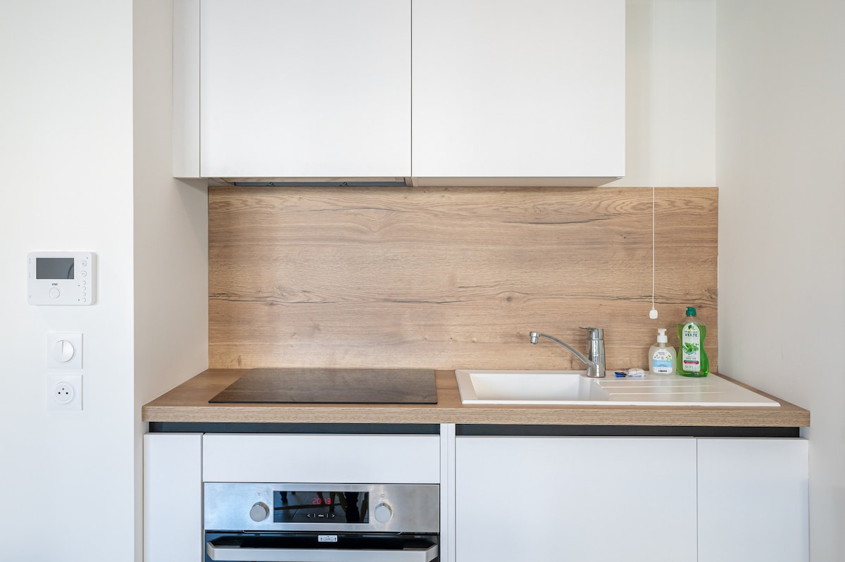 Kitchen counter with induction hob and sink