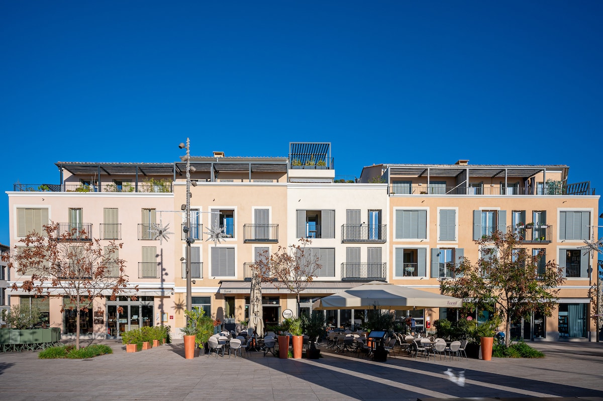 Wide view of building on Antibes plaza