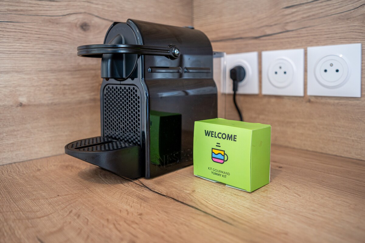 Nespresso machine and welcome kit
